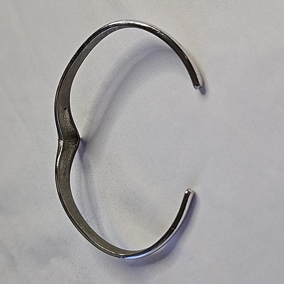 VINTAGE CUFF BANGLE SILVERTONE BY AVON - Picture 2 of 7